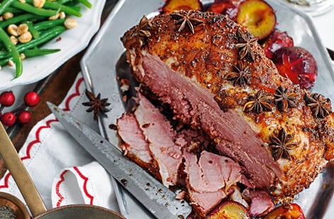 Image of "Glazed ham with roasted plums and green beans"