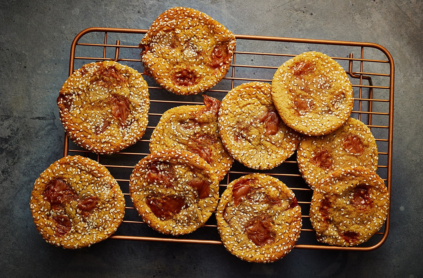 Sesame toffee cookies