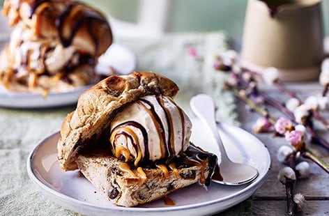 Image of "Hot cross bun ice cream sandwiches"