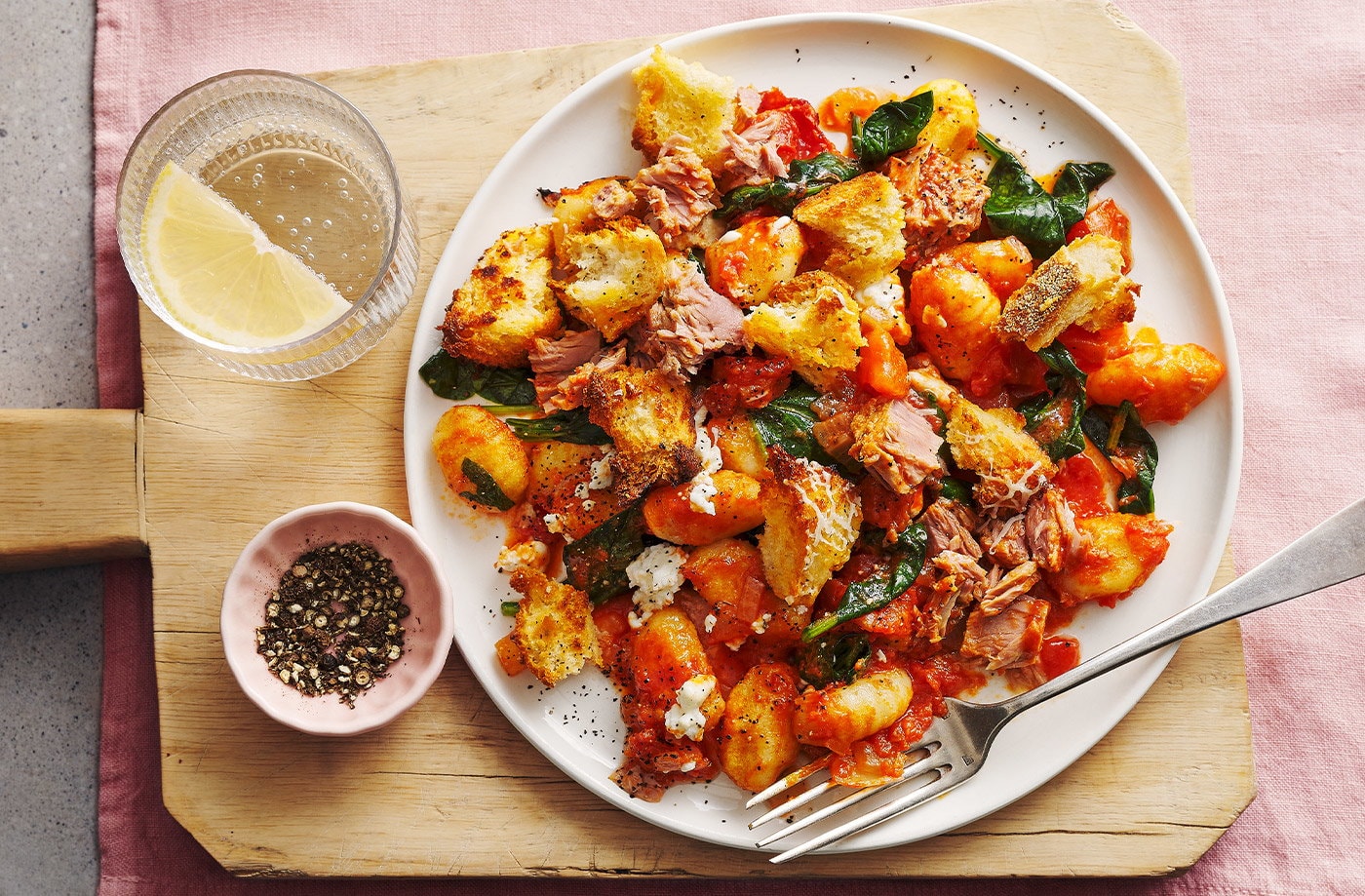 Creamy tomato, tuna and spinach gnocchi bake
