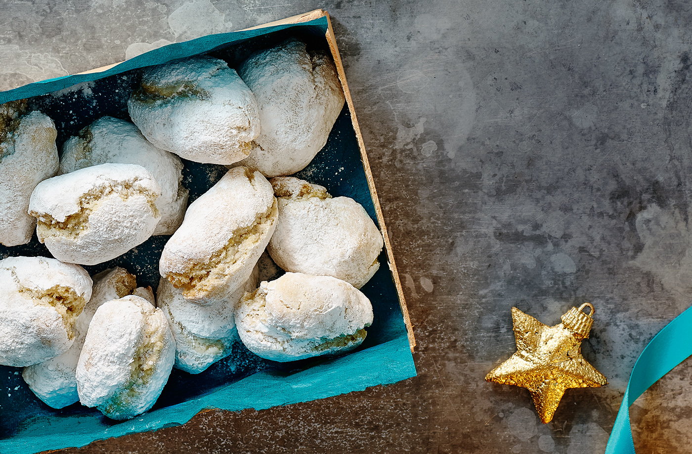 Vanilla and lemon ricciarelli biscuits