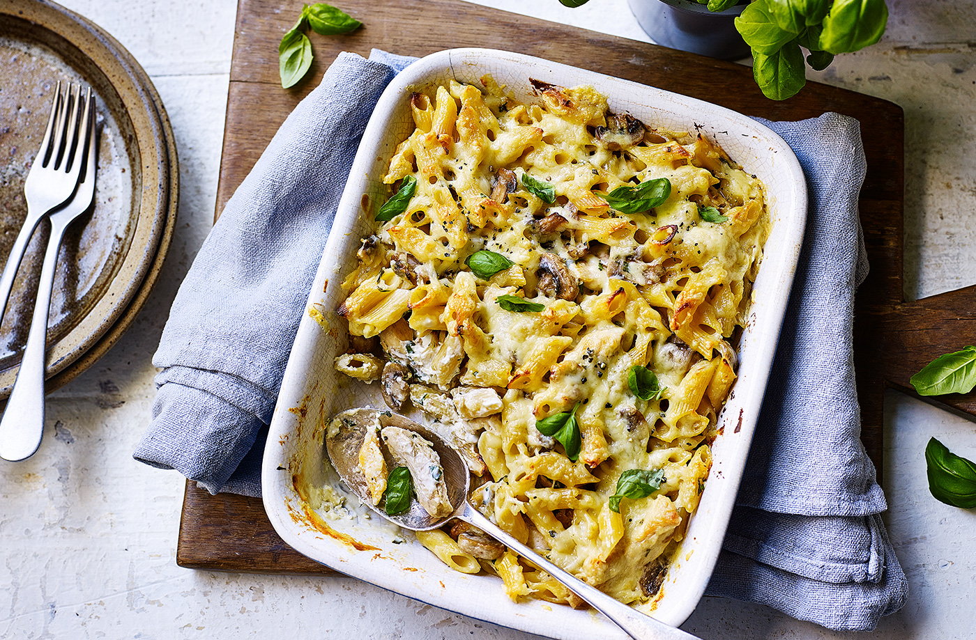 Cheesy chicken and mushroom pasta bake