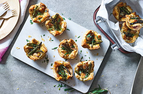 Image of "Asparagus and mackerel tartlets"