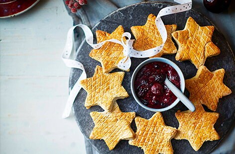 Image of "Spiced scone stars with berry compote"