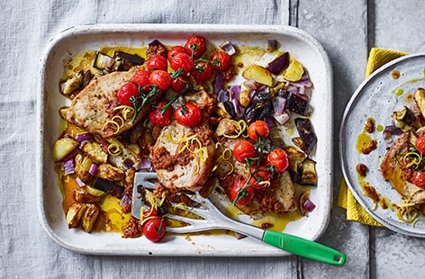 Image of "Tomato-coated pork traybake with potatoes"