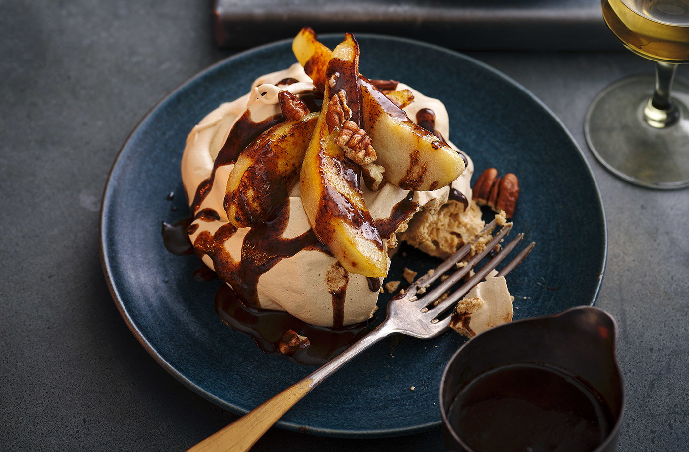 Meringues with pears and spiced chocolate caramel sauce