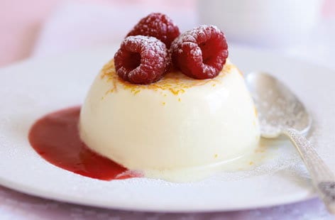 Image of "Vanilla panna cotta with raspberries and fruit sauce"