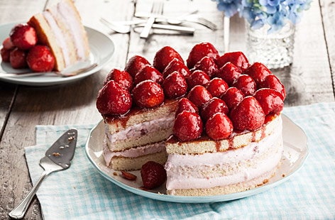 Image of "Strawberry gateau ice cream cake"