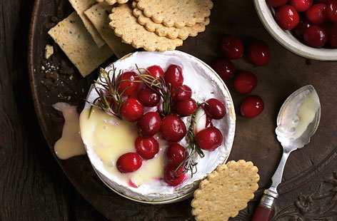 Image of "Camembert baked with cranberries"