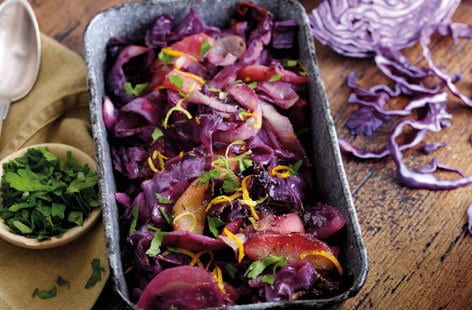 Image of "Sweet and sour red cabbage with apple"