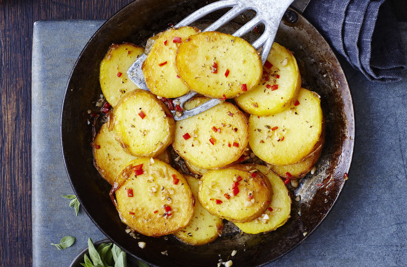 Pan-fried potatoes with dried oregano, garlic and chilli