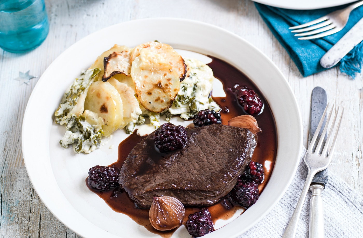Venison steaks with sloe gin and blackberry sauce