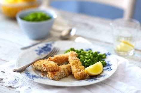 Image of "Homemade salmon fish fingers with crushed peas"