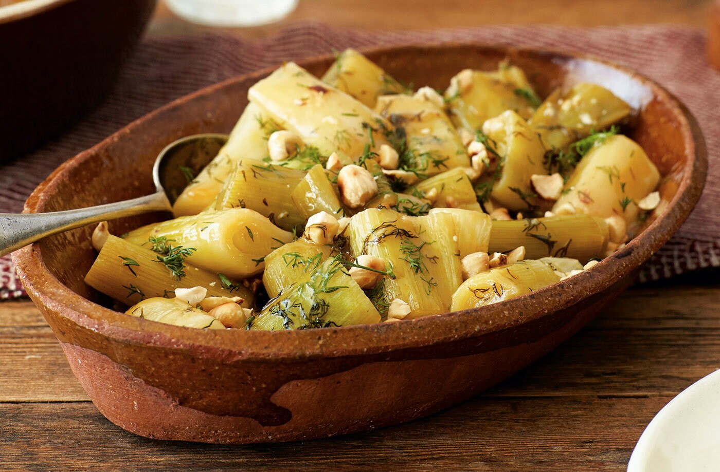 Braised leeks with hazelnuts