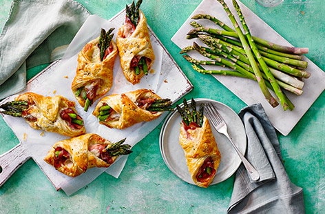 Image of "Asparagus, ham and gruyère pastry parcels"