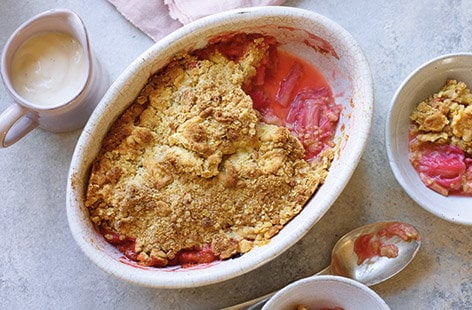 Image of "Old-fashioned rhubarb crumble"