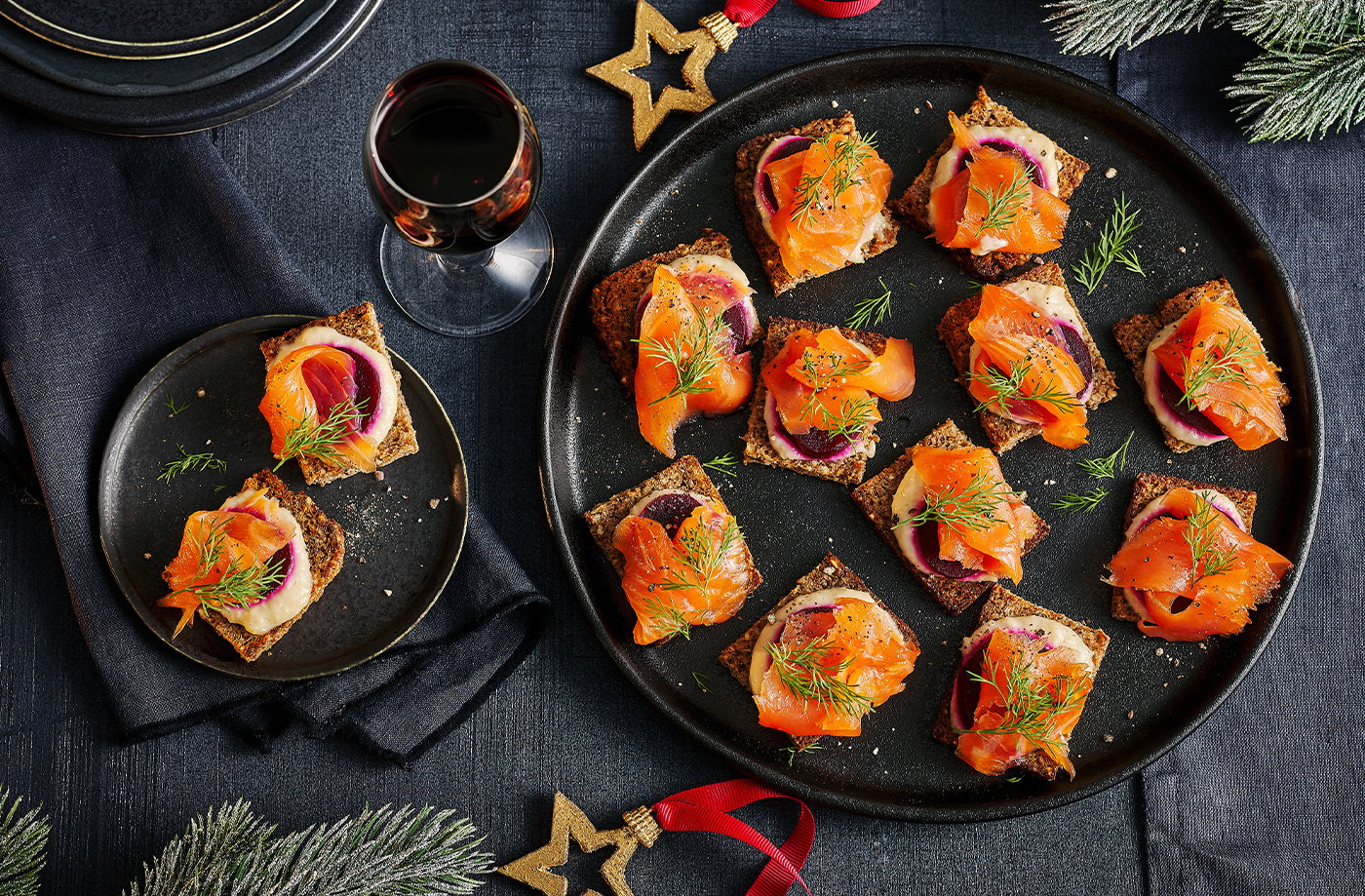 Smoked salmon on rye bread canapés