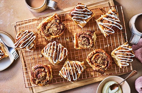 Image of "Cinnamon apple crumble buns"