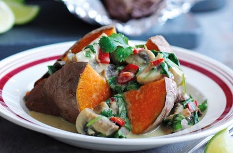 Image of "Baked sweet potatoes with Thai curry sauce"