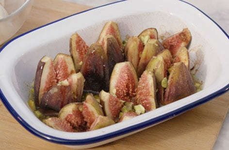 Image of "Barbecue-baked figs with honey and cinnamon"