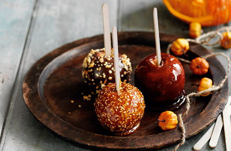 Image of "Toffee apples with chocolate, hazelnuts and sesame seeds"