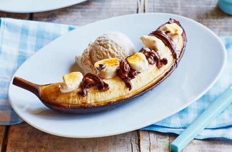 Image of "Bananas stuffed with chocolate and marshmallow"