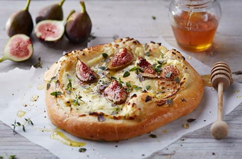 Image of "Pizza with fresh figs, ricotta, thyme and honey "