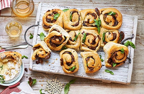 Image of "Fig and shallot bread with honey-baked Camembert"