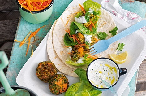 Image of "Sweet potato and pea falafel with yogurt and herb sauce"