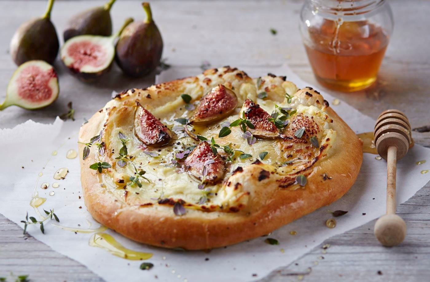 Pizza with fresh figs, ricotta, thyme and honey