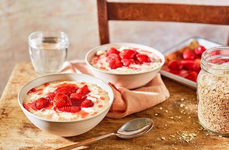 Image of "Roasted strawberries and cream porridge"