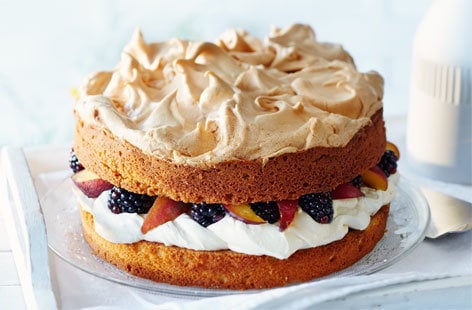 Image of "Peach and blackberry meringue crown cake "