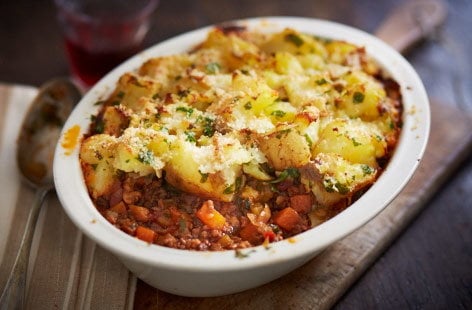 Image of "Italian-style cottage pie with Parmesan potatoes"