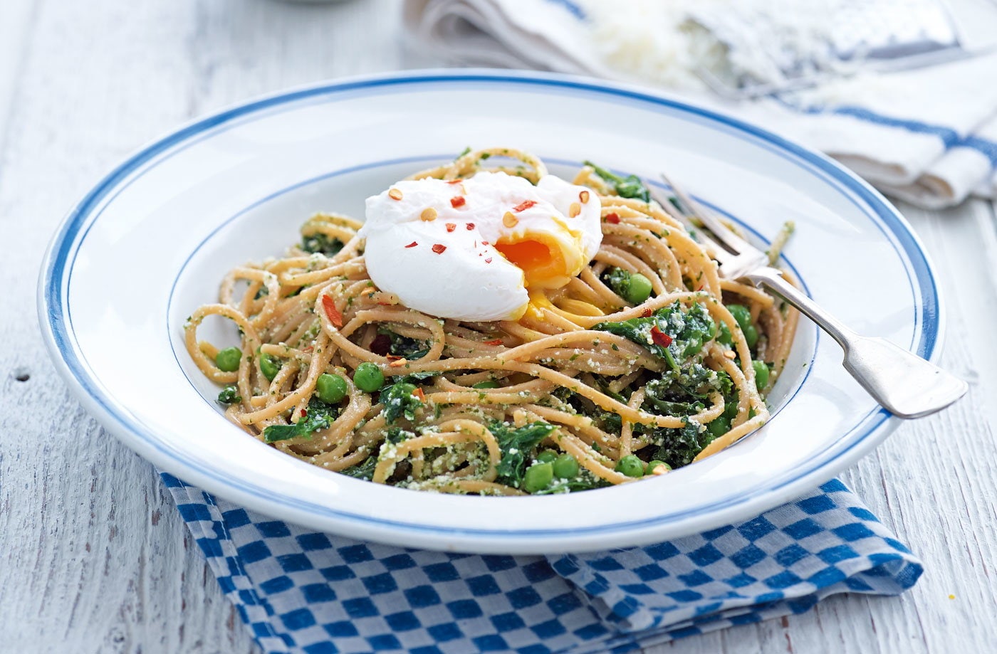 Wholewheat spaghetti with kale pesto, ricotta and poached egg