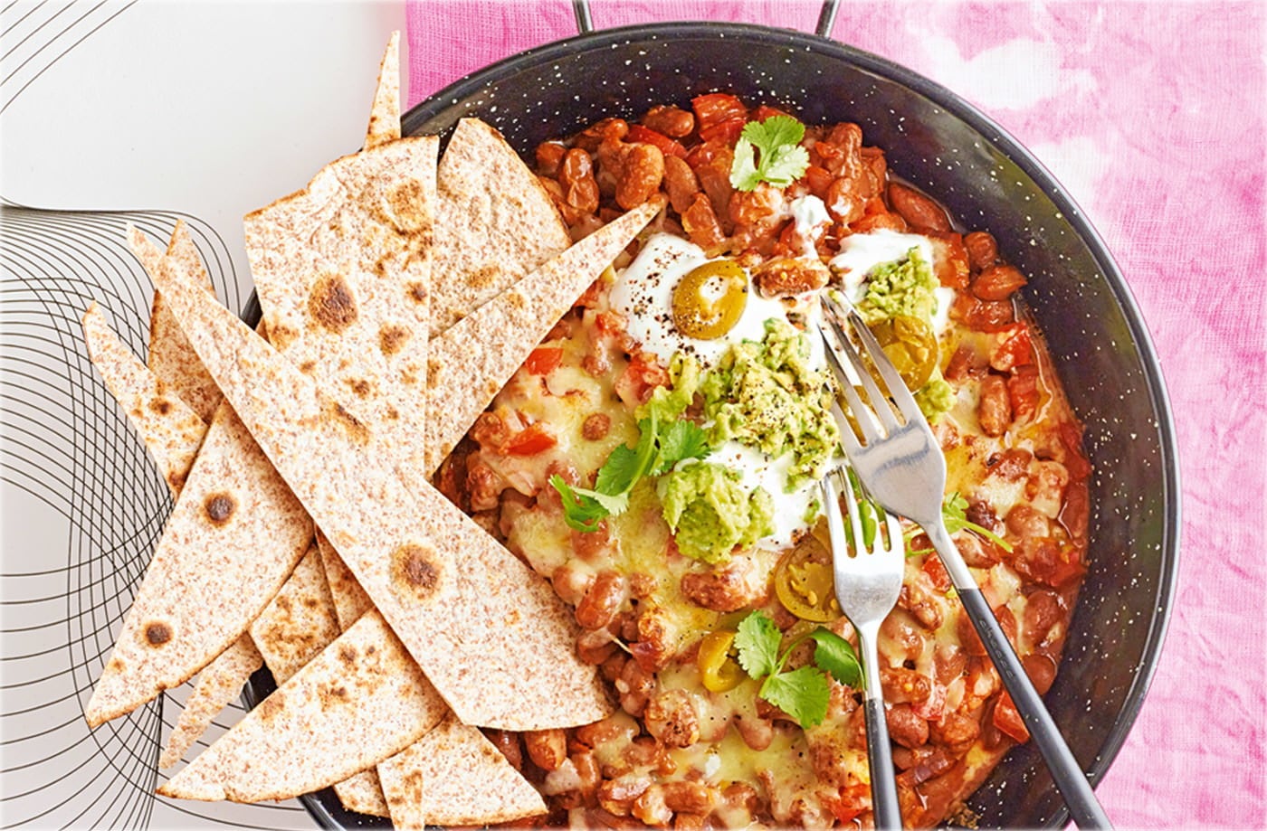 Wholemeal nachos with spicy pinto beans and guacamole