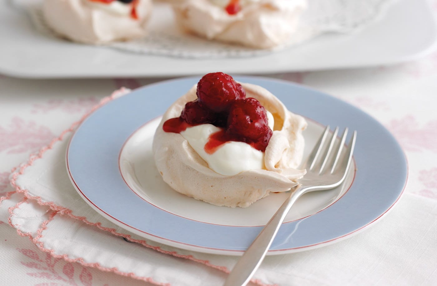 Mini berry Pavlovas