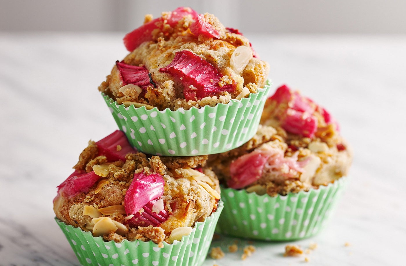 Rhubarb crumble muffins