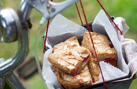 Image of "White chocolate brownies with raspberries"