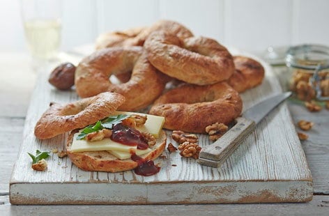 Image of "Fig, walnut and Gruyère bagel "