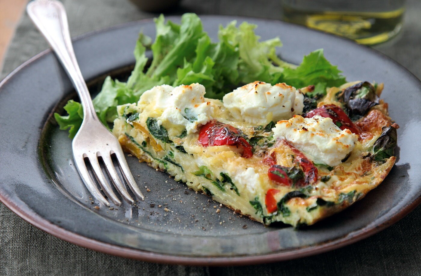 Italian frittata with spinach, pasta and ricotta