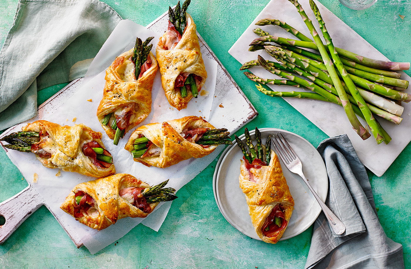 Asparagus, ham and gruyère pastry parcels
