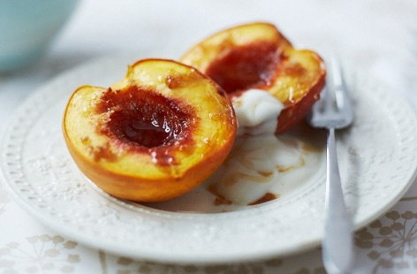 Image of "Caramelised nectarines with honeyed vanilla cream"