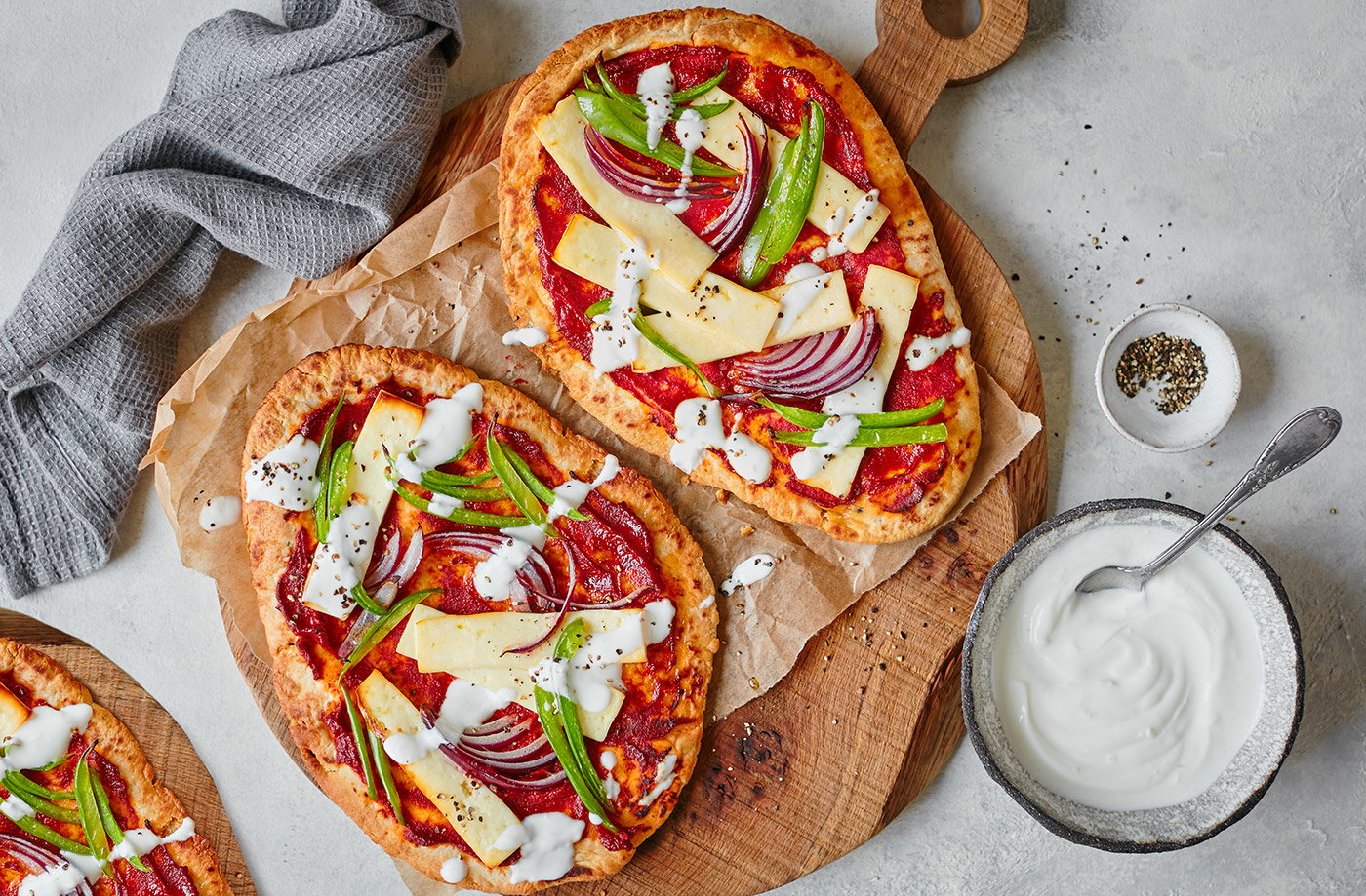 Veggie naan pizzas