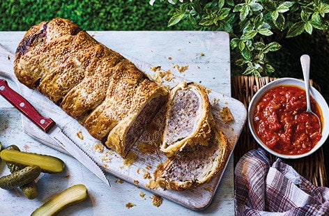 Image of "Meatloaf picnic pie with tomato sauce"