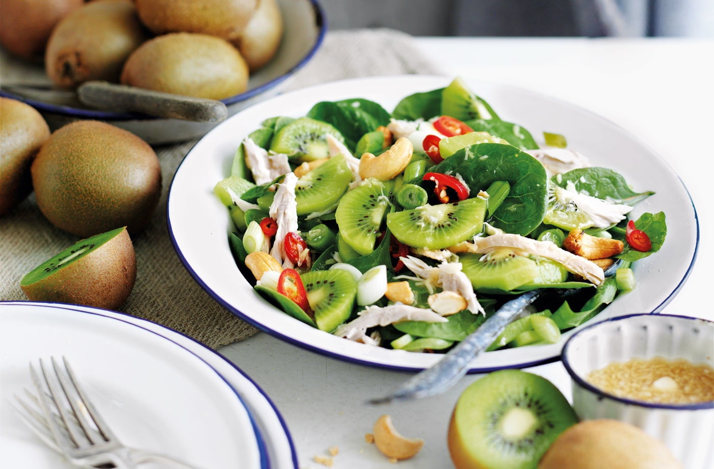 Chicken salad with kiwi and cashews