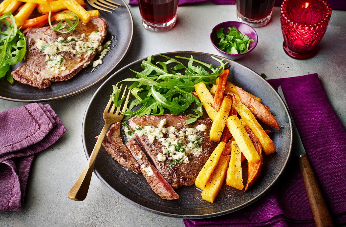 Steak with blue cheese and mixed chips