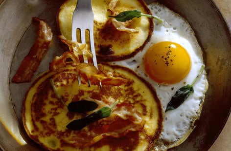 Bacon blinis with fried egg