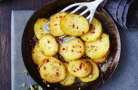 Image of "Pan-fried potatoes with dried oregano, garlic and chilli"