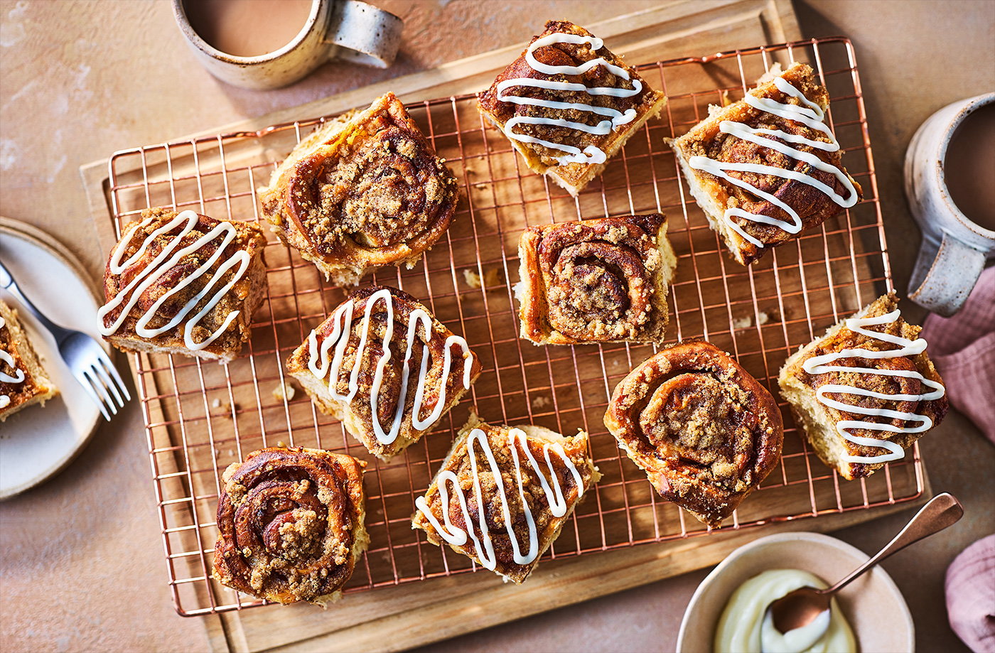 Cinnamon apple crumble buns
