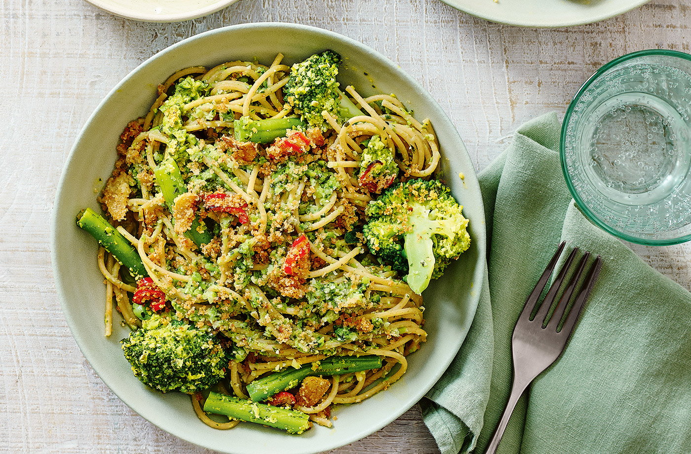Broccoli pesto pasta with spicy crumbs 